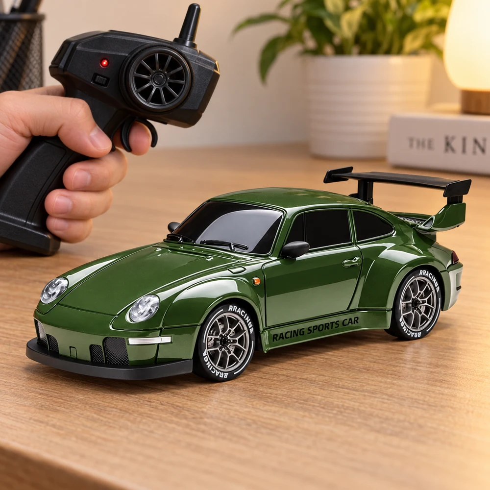 Carro RC miniatura ao lado do controle remoto — cena ilustrativa